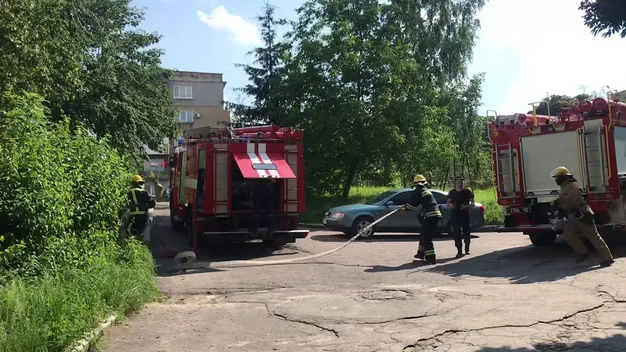 На плиті – їжа, а господарі спали: в Нововолинську диміла квартира (фото)
