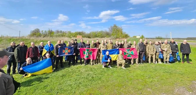 Україна повернула з російського полону 42 військових і двох цивільних (фото)