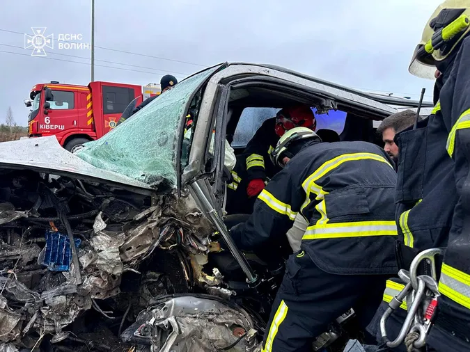 Під Луцьком – серйозна ДТП: з понівечених авто визволяли водіїв (фото)