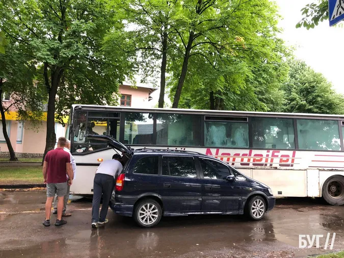У Нововолинську не поділили дорогу автобус і легковик (фото, відео)