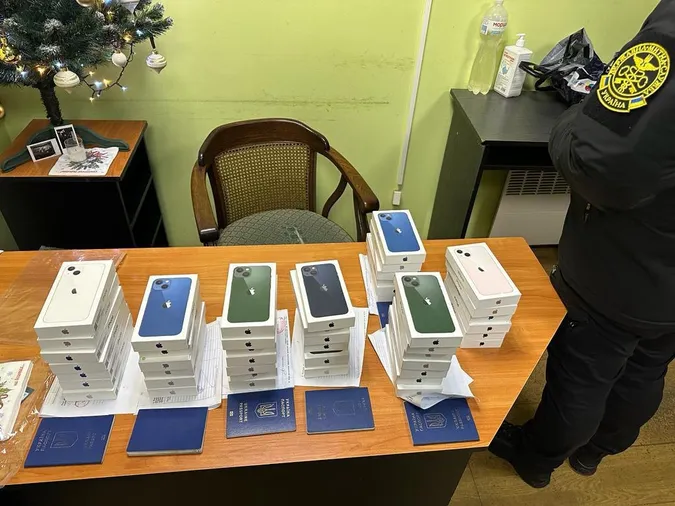 «Яблучка» поміж ковбас: українки в сумках із харчами несли з Польщі 31 iPhone 13