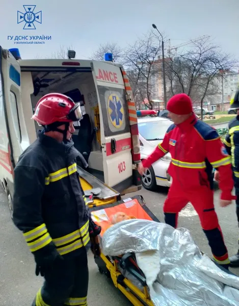 Не могла відкрити двері: у Луцьку рятувальники допомогли травмованій жінці (фото)