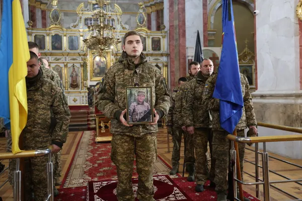 У Луцьку провели в останню дорогу полеглого нацгвардійця Анатолія Кравчука (фото)