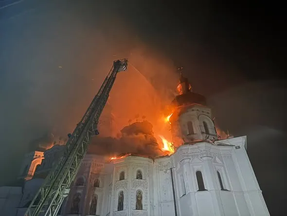 Росіяни атакували Києво-Печерську лавру – палає Успенський собор (фото, відео)