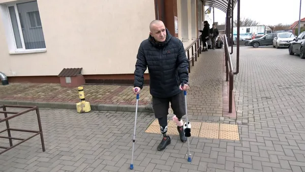 Боєць із Луцька, якому амутували обидві ноги, вчиться ходити заново і збирає донати (відео)