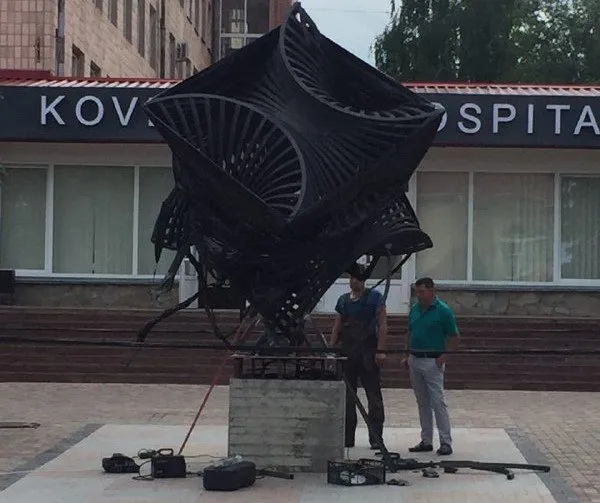 На території лікарні в Ковелі встановили скульптуру вартістю 500 тисяч гривень (фото)