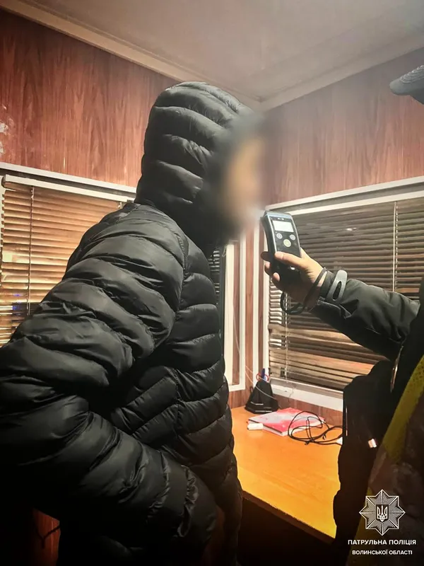 На «варшавці» п'яний на фурі протаранив блокпост та вантажівку (фото)