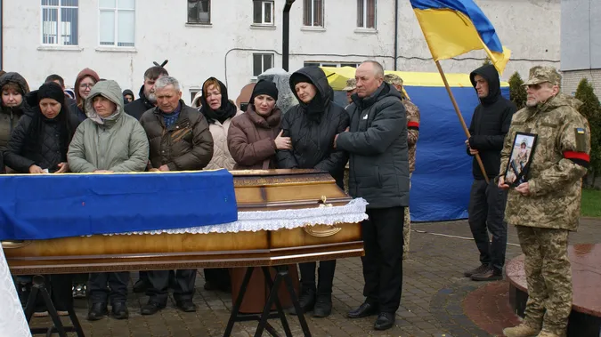 До останнього подиху – за Україну: Рожищенська громада попрощалася з Героєм Сергієм Мандзюком (фото)