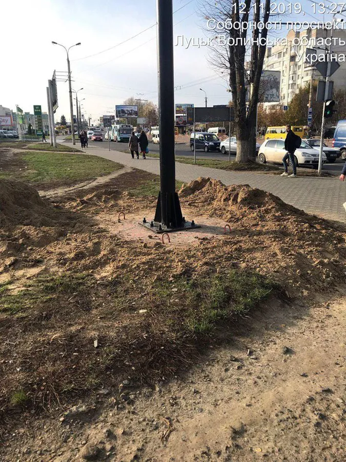 У Луцьку без дозволу розкопали узбіччя для встановлення рекламного щита (фото)