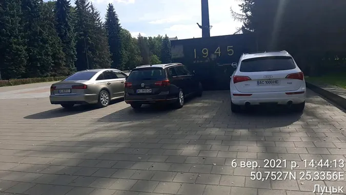 Біля меморіалу «Вічна слава» планують встановити обмежувачі паркування (фото)