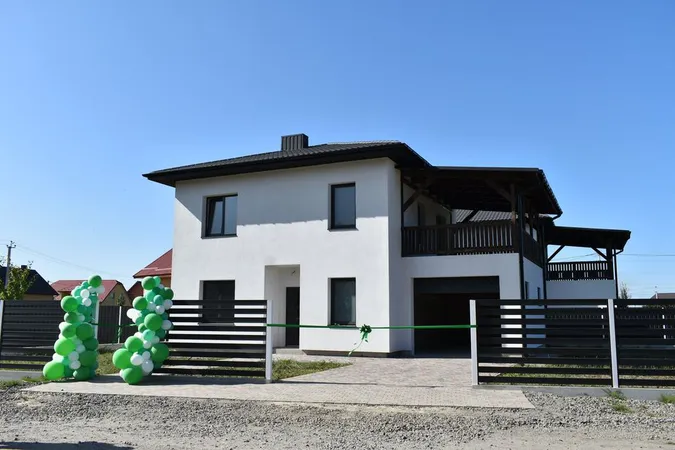 Багатодітній сім’ї, яка просила в Зеленського житло, подарували будинок у Боратині (фото)