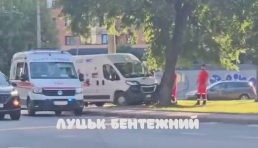 У Луцьку на кільці біля «Променя» бус влетів в дерево (відео)
