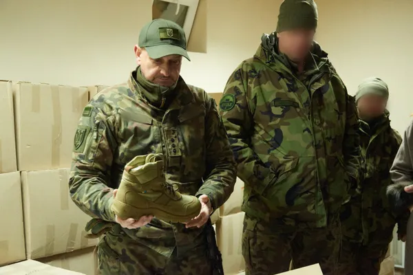 Бійцям батальйону «Луцьк» передали майже 300 пар зимового тактичного взуття