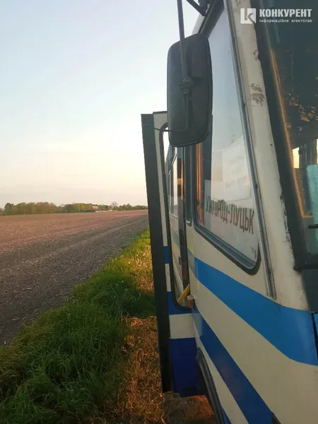 Пасажирів довозили попутки: біля Радехова зламався автобус «Ужгород – Луцьк» (фото)