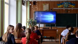 MultiBoard у подарунок: дві луцькі гімназії отримали від депутата інтерактивні панелі (фото)