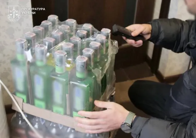 У Луцьку викрили підпільний цех із виготовлення сурогатного алкоголю (фото)