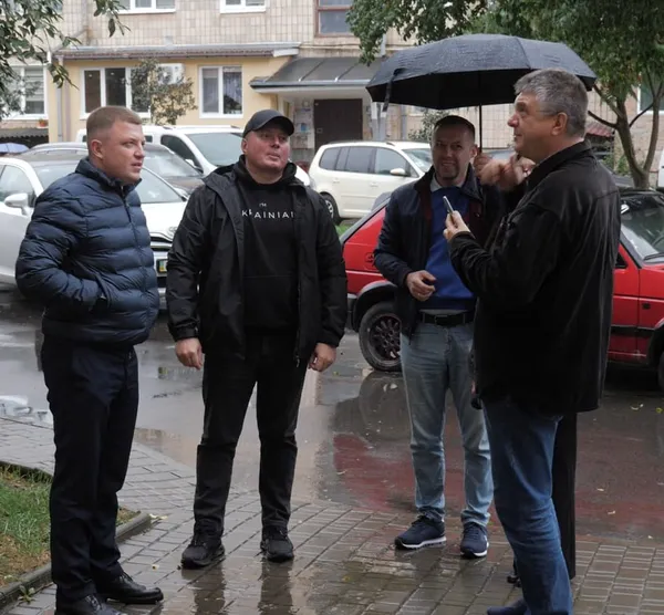 У Луцьку безкоштовно замінили понад 130 вікон у будинках, які постраждали від атаки рф (фото)