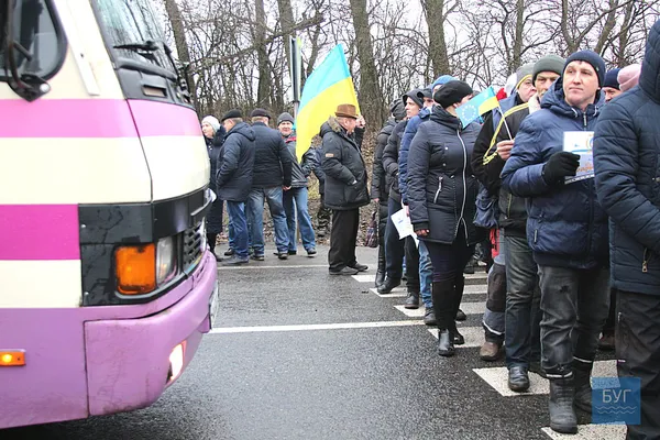 Перекриття дороги на Волині: водії об’їжджали полями і застрягали там