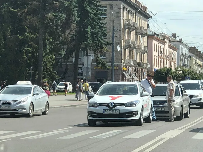 У центрі Луцька – ДТП: утворився затор (фото)
