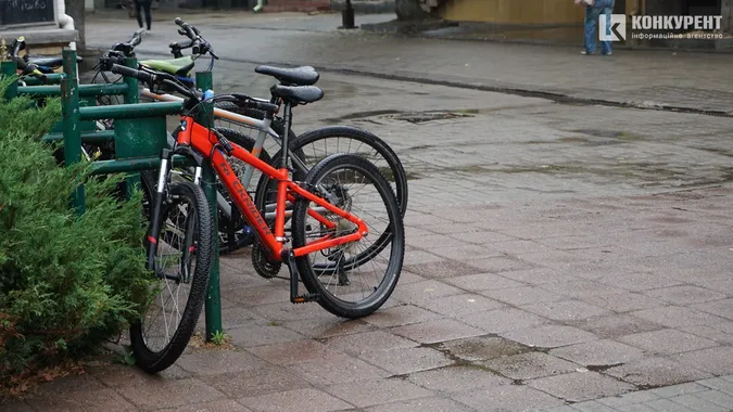 Мокрі етюди: як у серці Луцька люди тікали від літнього дощу (фото)