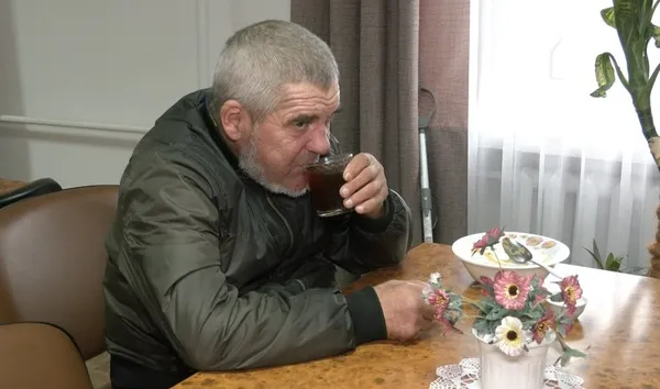 Яків Броцький у їдальні терцентру, де отримав гарячий обід