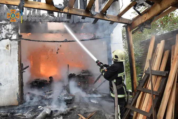 Неподалік Луцька пожежу гасили 15 рятувальників (фото, відео)