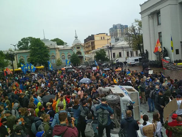На мітингу проти Авакова в Києві підпалили «бобік» (ФОТО, ВІДЕО)