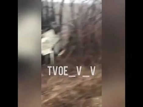 Ні водія, ні пасажирів: на Волині у кюветі виявили порожній бус (відео)