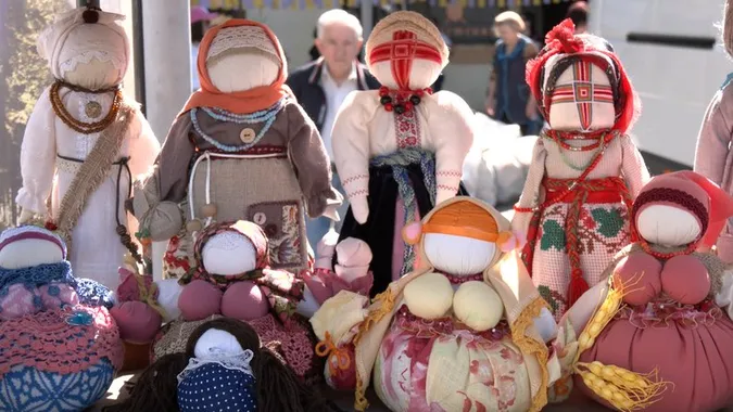 В Луцьку продають мотанки, які знайшли військові у Бахмуті (фото)
