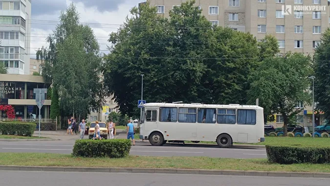Не поділили дорогу: у Луцьку «москвич» підрізав сільську маршрутку (фото)
