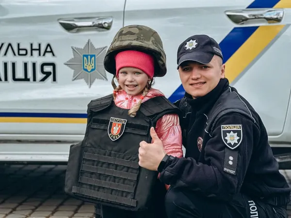 Дали приміряти бронік і каску: в Торчині патрульні завітали в дитячий садочок (фото)