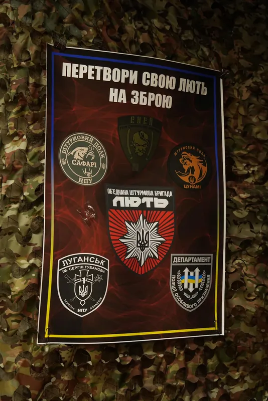 Квадрокоптери, FPV-дрони, медикаменти: поліція Волині передала на Схід потужну допомогу (фото)