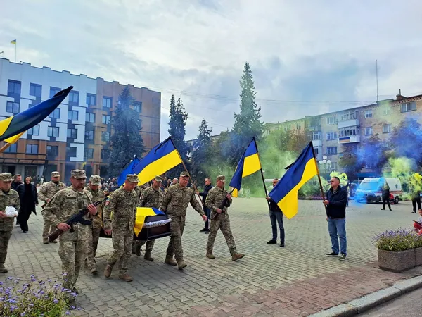 У Ковелі попрощалися із Захисником Петром Коломійчуком, який загинув у ДТП на Дніпропетровщині (фото)
