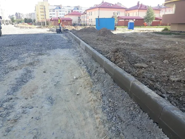 Показали, як у Луцьку ремонтують дорогу біля 27-ї школи (фото)