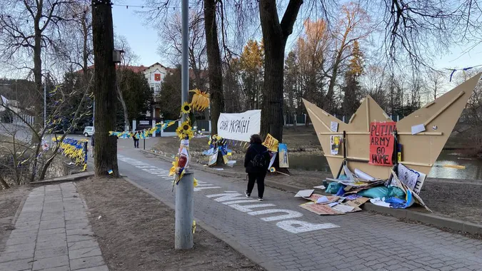 У Вільнюсі на вулиці, де розташоване посольство РФ, з’явились таблички «Героїв України» (фото)