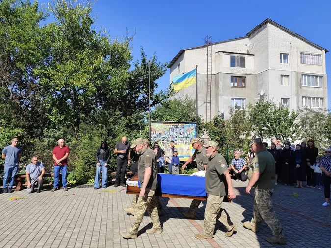 Загинув у ДТП: на Волині попрощались з Героєм Олександром Вахнованом (фото)