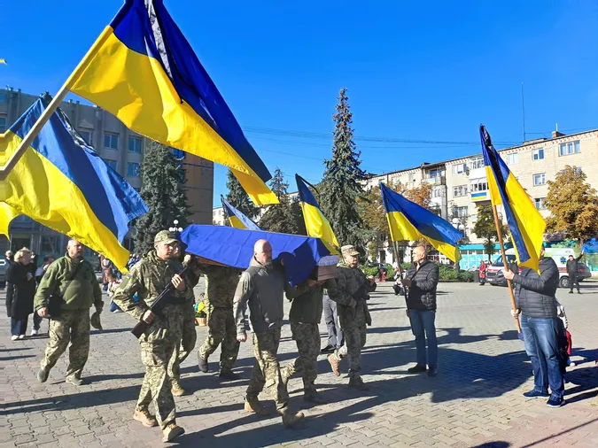 Ковель навколішки попрощався з воїном Ігорем Гембицьким