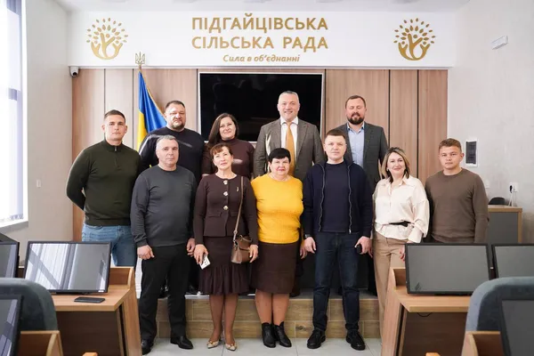 Сергій Тимофєєв із представниками Підгайцівської сільської ради , Волинської ОДА та школи «Титан»
