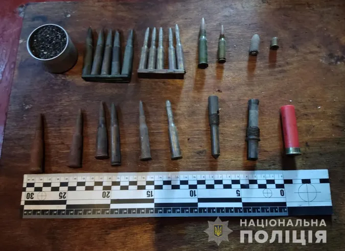 На Волині 38-річний чоловік торгував набоями й виготовляв вибухівку (фото)