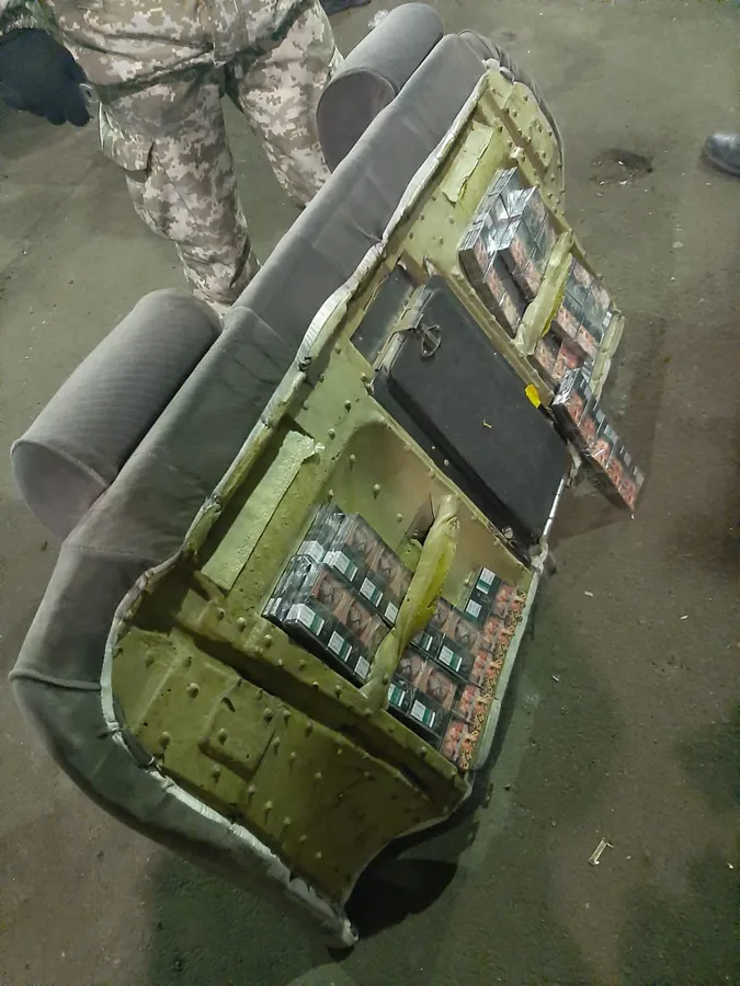 На даху, у спинках і під склом: на Волині зупинили авто з контрабандою (фото)