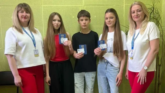 Трійня з Волині разом отримала свої перші паспорти