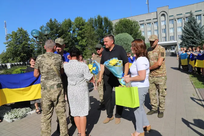 Зібралися всім селом: на Камінь-Каширщині з полону зустріли Віталія Березнюка (фото)
