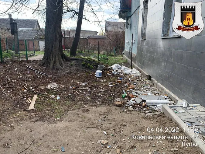 Біля житлових будинків у Луцьку влаштували сміттєзвалища (фото, відео)