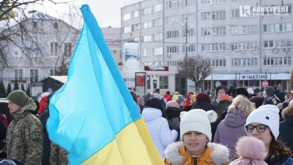Свято єднання: у Луцьку розгорнули довжелезний стяг у День Соборності (фото, відео)