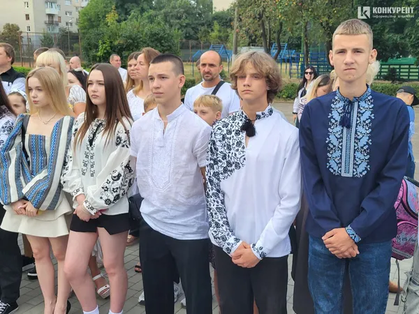 1 вересня у луцькому ліцеї №10: лінійка для першачків та випускників (фото)