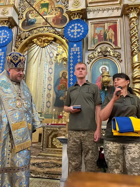 Залужний відзначив волинського священника прапором зі своїм автографом (фото)