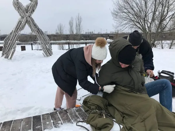 Пара закоханих прикувала одне одного ланцюгом, з яким спробує прожити три місяці (фото)