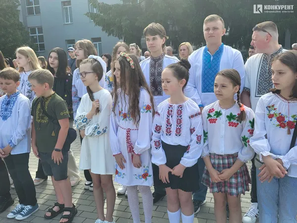 «Бо ми – люди-титани»: як у Луцькому ліцеї №10 танцювали випускний вальс (фото, відео)