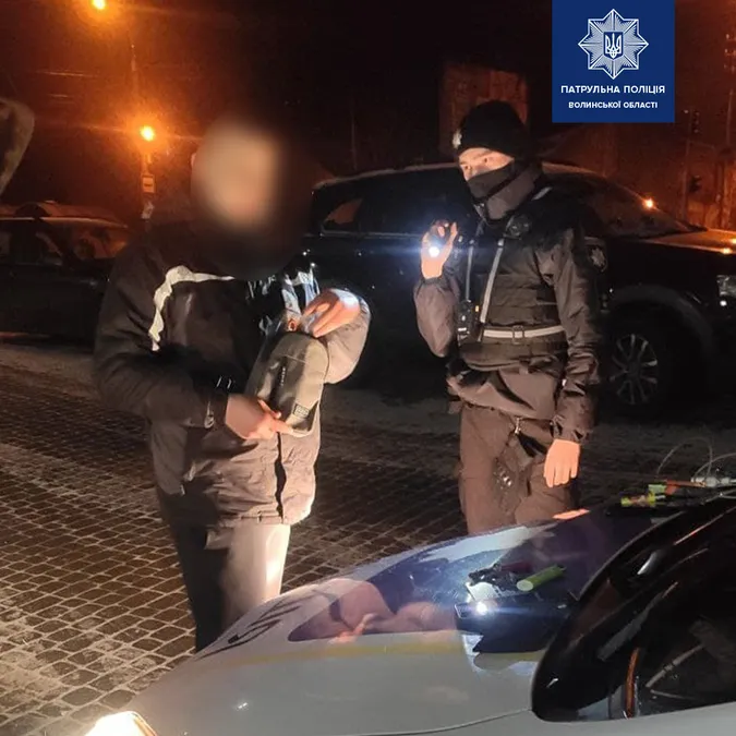 У Луцьку чоловіки перейшли дорогу не там, де треба, а в них ще й виявили наркотики