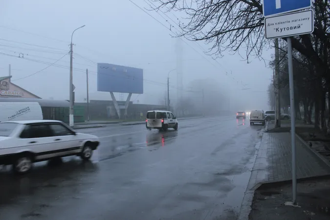 Напередодні Нового року Луцьк огорнув туман (фото)
